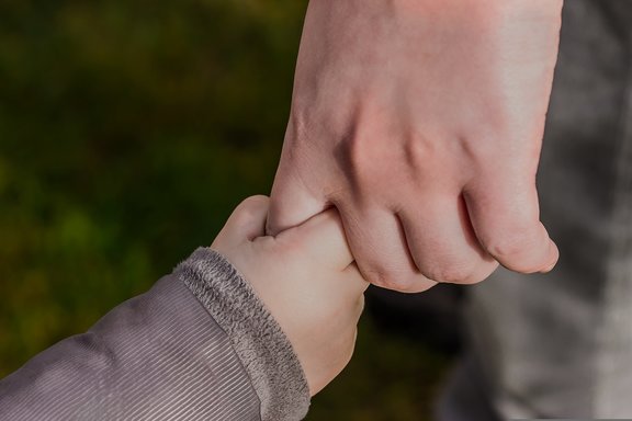 myriams-fotos-hands-1797401.jpg